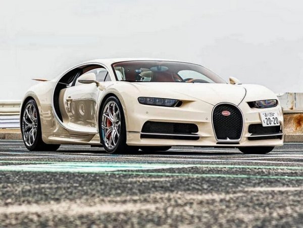 Един от &bdquo;кралете&ldquo; на импровизираното рали беше персонализиран Bugatti Chiron, &bdquo;облечен&ldquo; в оранжев кожен интериор, контрастиращ с кремава боя на екстериора. Миналата година бе изключително успешна за автомобилния производител, който се похвали, че е доставил рекордните 80 автомобила на избрани клиенти.